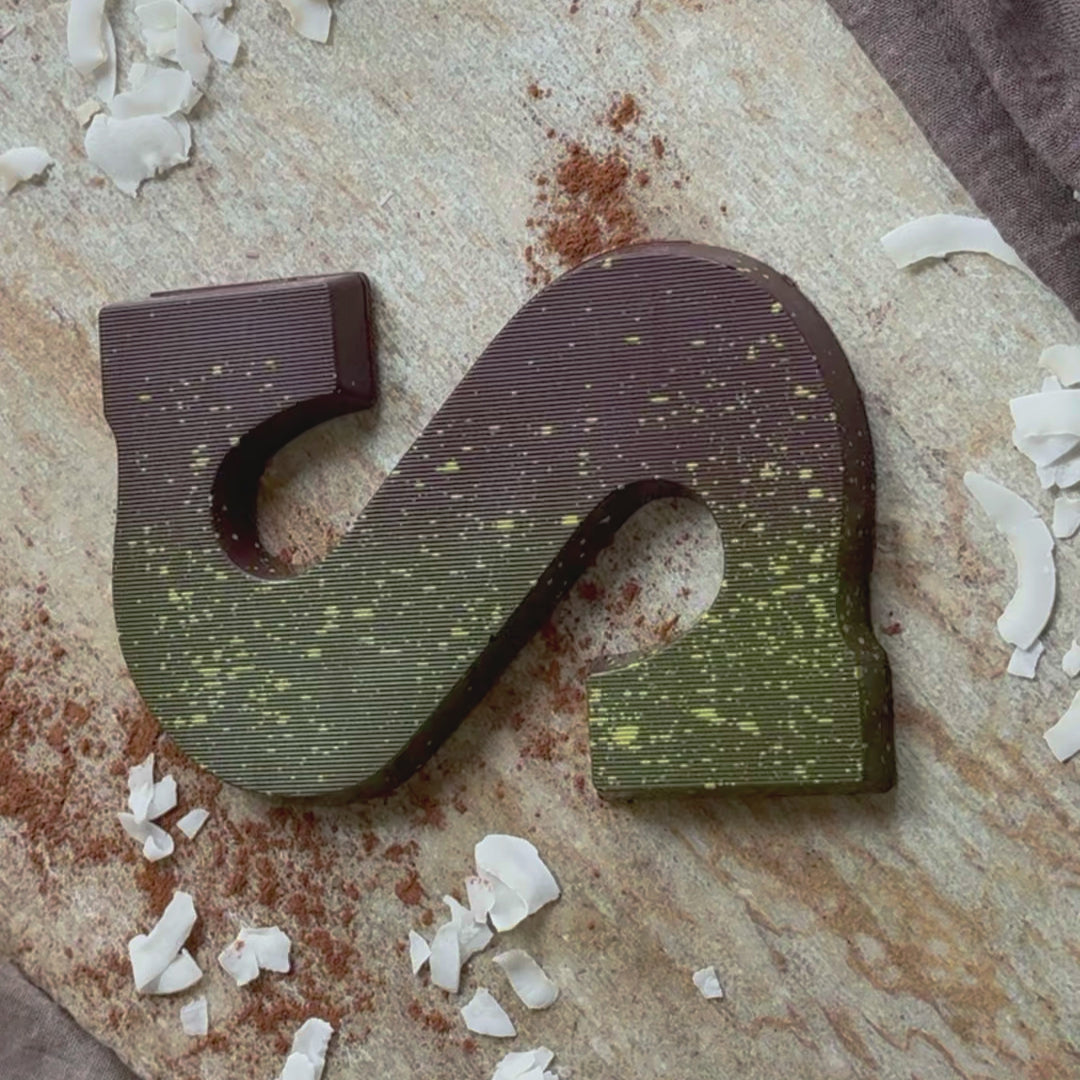 Gefüllter Schokoladenbuchstabe mit Pandan und gerösteter Kokosnuss